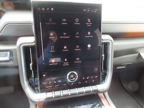 Used 2025 GMC Yukon XL Denali AWD/4WD image 32