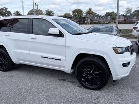 Used 2017 Jeep Grand Cherokee Altitude image 7