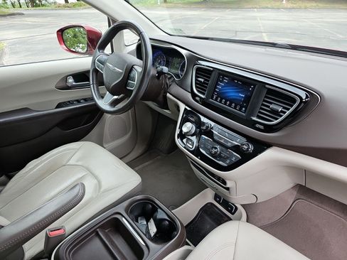 Used 2018 Chrysler Pacifica Touring-L FWD image 15