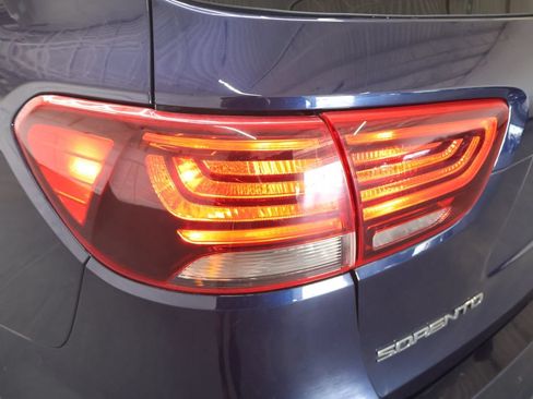Used 2020 Kia Sorento S FWD image 32