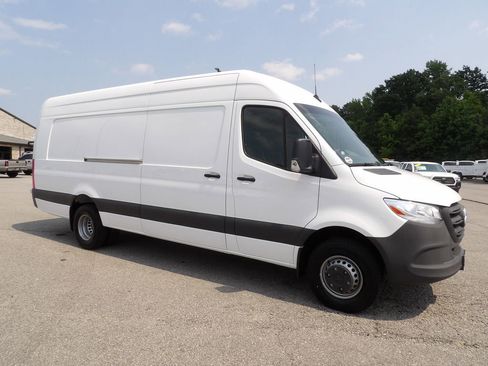 Used 2023 Mercedes-Benz Sprinter 3500 image 10