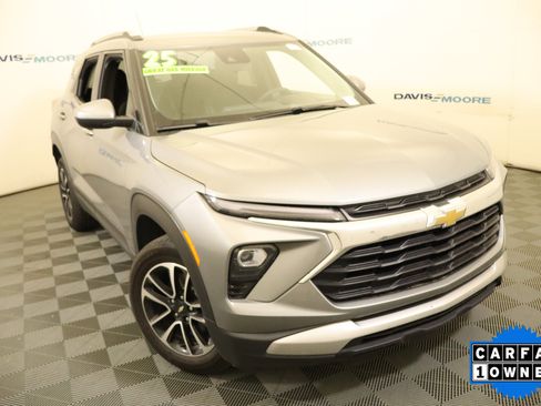 Used 2025 Chevrolet TrailBlazer LT AWD/4WD image 2