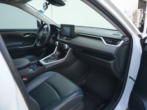 Used 2021 Toyota RAV4 XLE Premium image 14