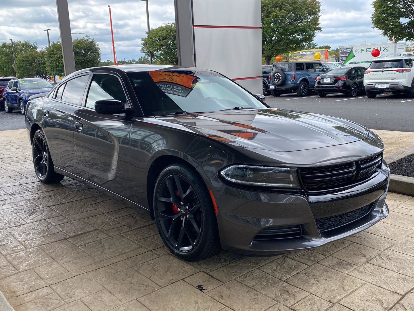 Used 2022 Dodge Charger SXT w/ Blacktop Package RWD image 4