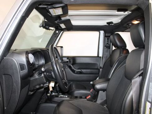 Used 2017 Jeep Wrangler Unlimited Sahara AWD/4WD image 6