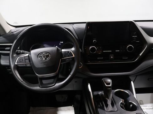 Used 2024 Toyota Highlander LE image 16