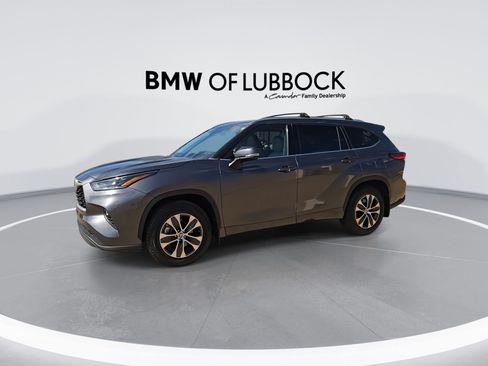 Used 2021 Toyota Highlander XLE AWD/4WD image 5
