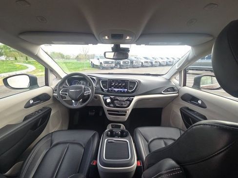 Used 2023 Chrysler Pacifica Touring-L image 23