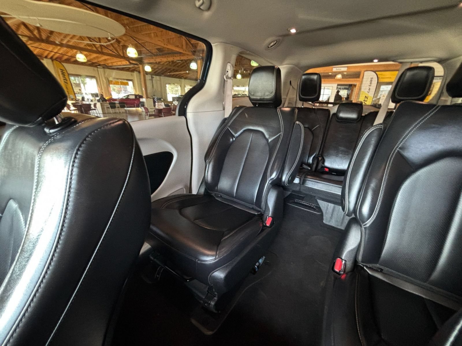 Used 2023 Chrysler Pacifica Touring-L FWD image 43