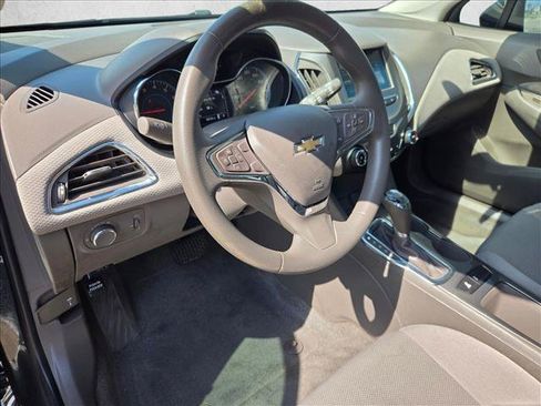 Used 2018 Chevrolet Cruze LT w/ Convenience Package FWD image 10