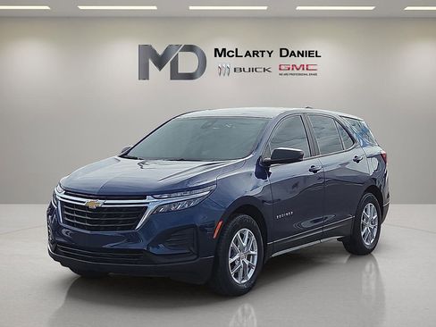 Used 2023 Chevrolet Equinox LS w/ LS Convenience Package image 2