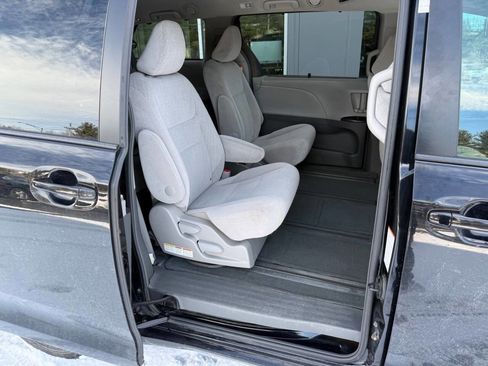 Used 2016 Toyota Sienna LE image 11