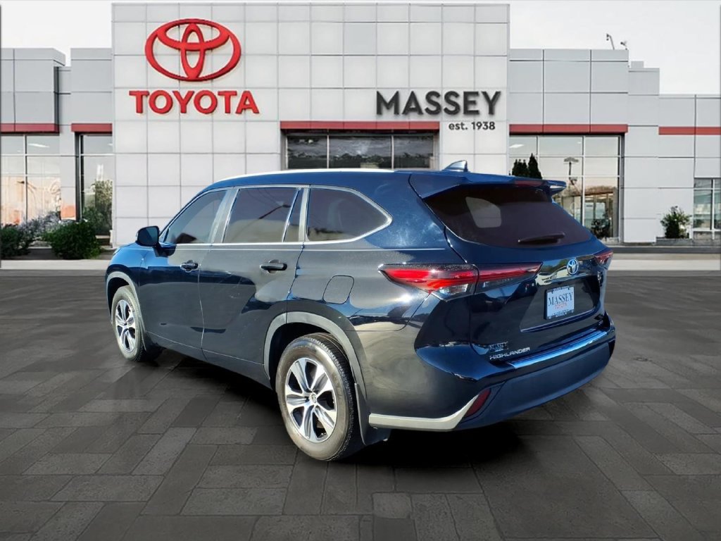 Used 2024 Toyota Highlander XLE FWD image 5