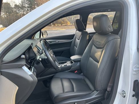 Used 2025 Cadillac XT6 Luxury image 35