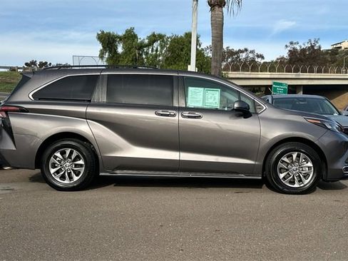 Used 2024 Toyota Sienna XLE image 4