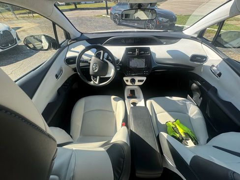 Used 2018 Toyota Prius Three Touring image 12