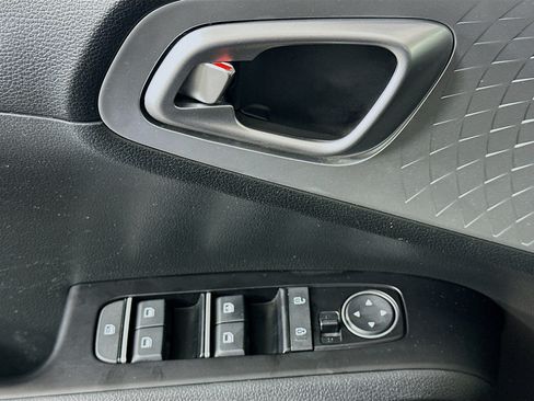 Used 2025 Kia Soul LX w/ LX Technology Package FWD image 15