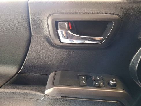 Used 2016 Toyota Tacoma TRD Sport AWD/4WD image 12