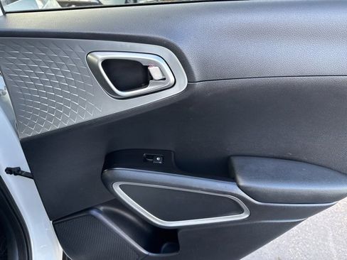 Used 2023 Kia Soul LX w/ LX Technology Package image 41