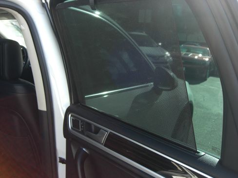 Used 2016 Volkswagen Touareg Executive image 16