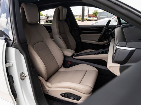 Certified 2025 Porsche Macan Electric image 42