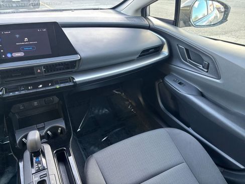 Used 2025 Toyota Prius LE image 31