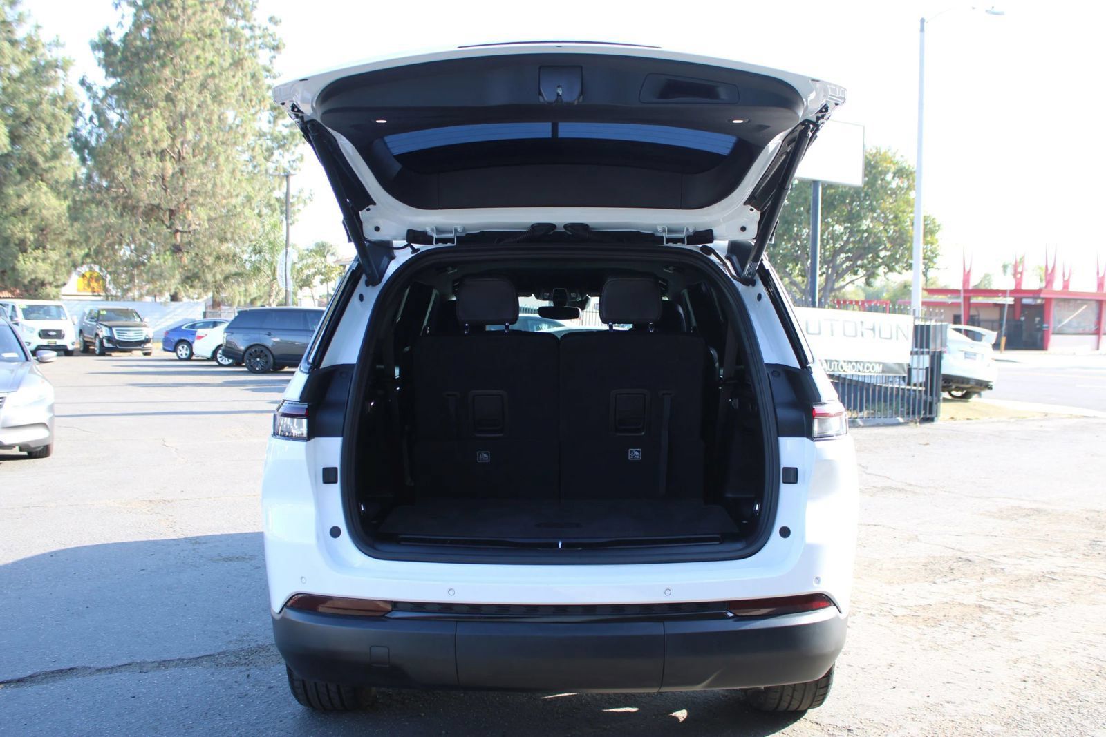 Used 2023 Jeep Grand Cherokee L Laredo RWD image 35