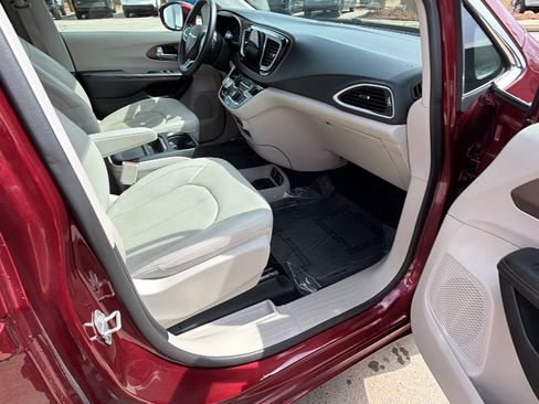 Used 2018 Chrysler Pacifica Touring-L w/ Tire & Wheel Group image 19