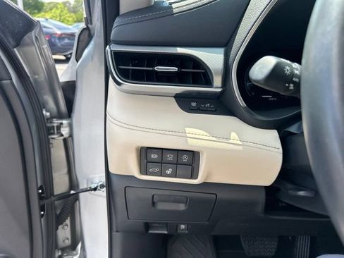 Used 2024 Toyota Highlander Platinum FWD image 29