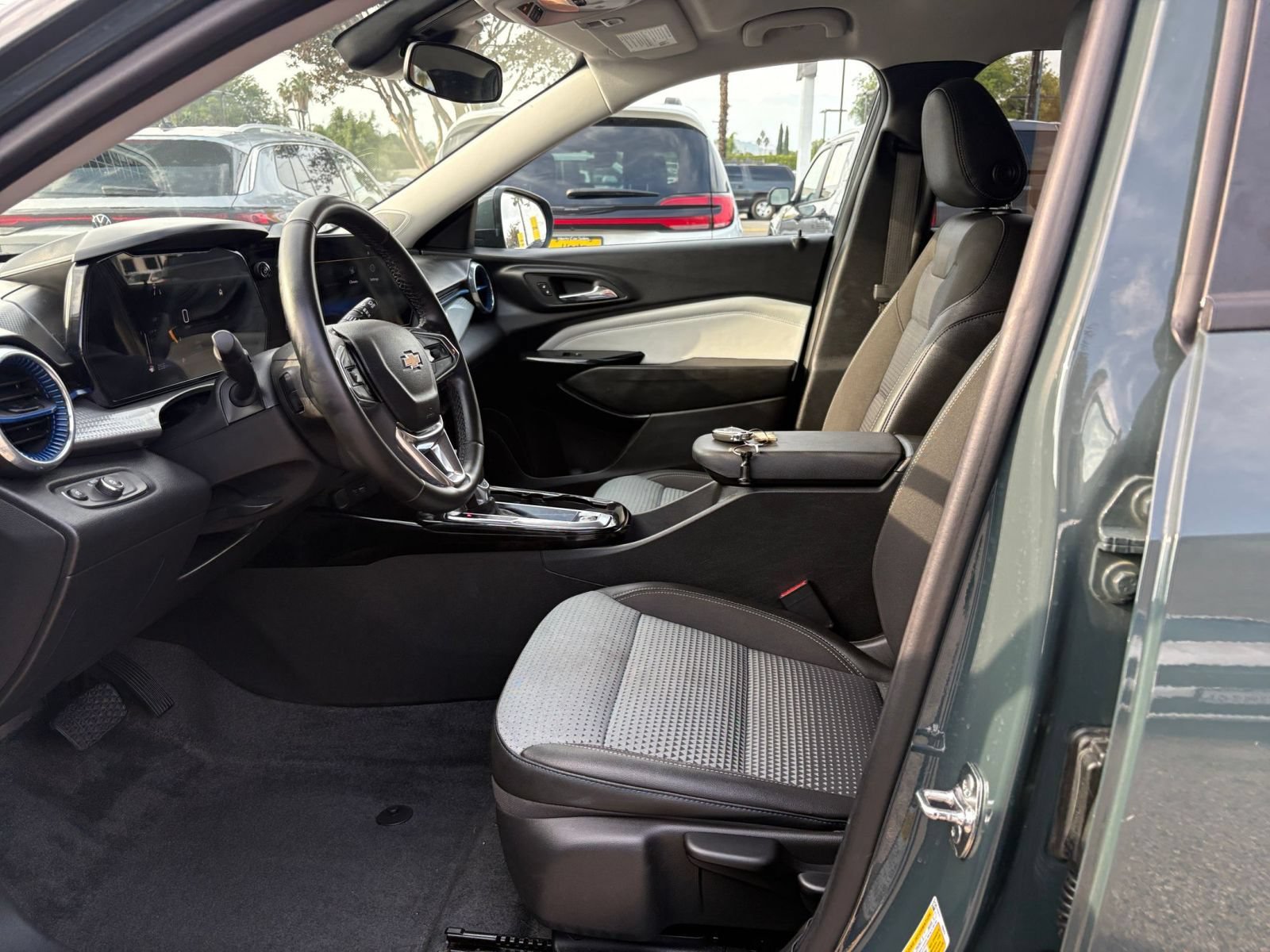 Used 2025 Chevrolet Trax LT w/ LT Convenience Package FWD image 27
