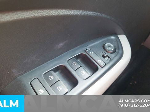 Used 2023 Hyundai Venue SEL image 13