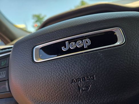 Used 2025 Jeep Grand Cherokee Altitude AWD/4WD image 21