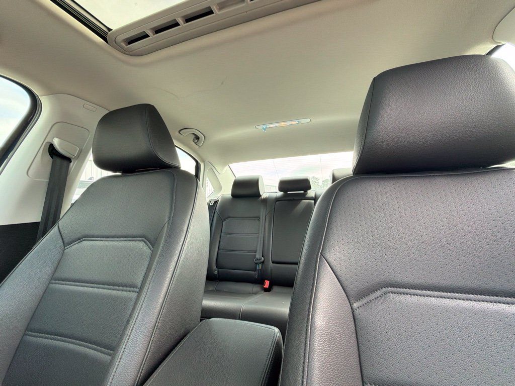 Used 2018 Volkswagen Passat 2.0T SE FWD image 18