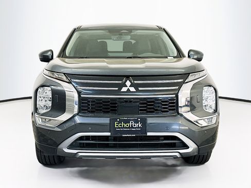 Used 2025 Mitsubishi Outlander SE image 2