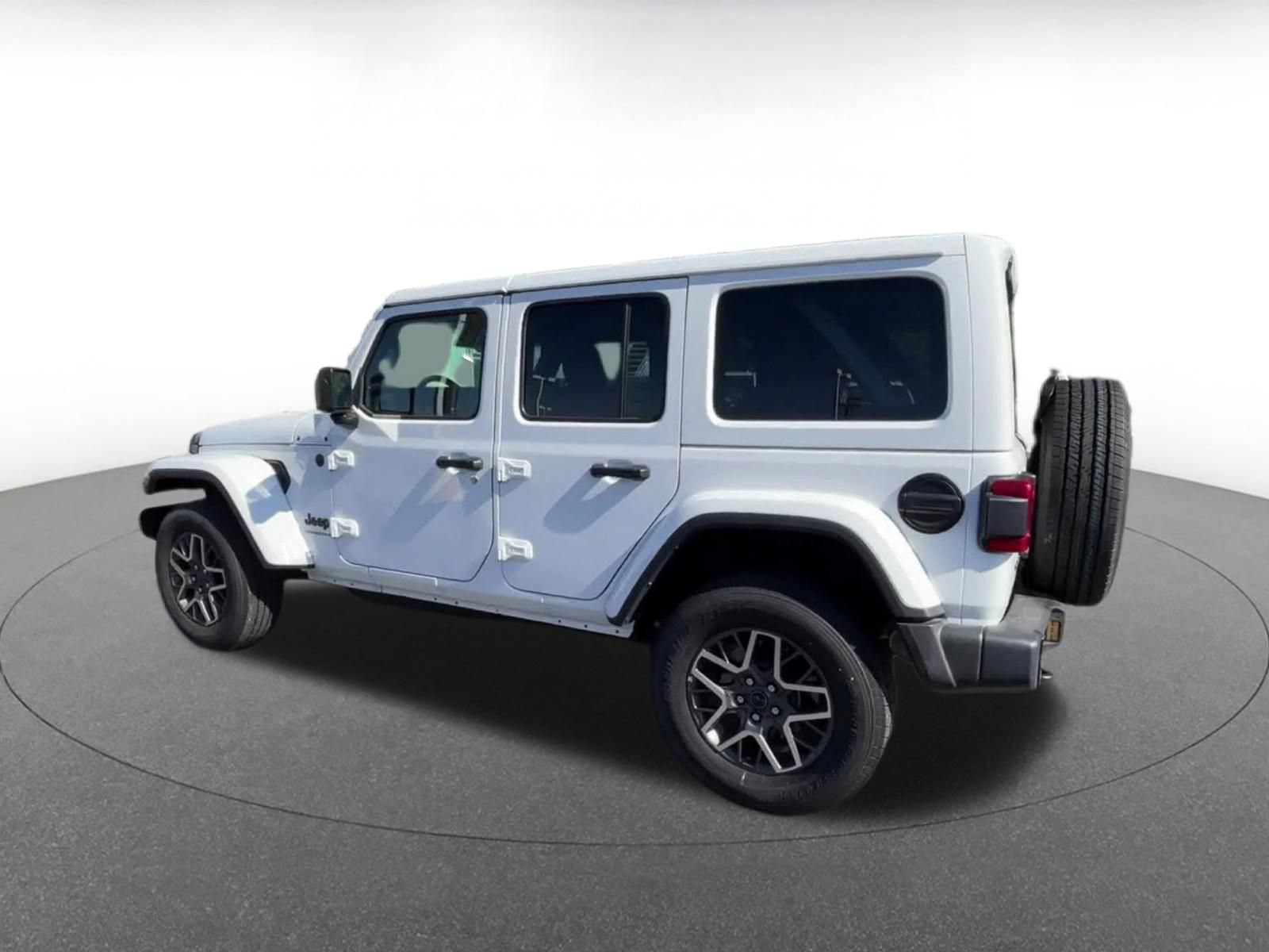 Used 2025 Jeep Wrangler Unlimited Sahara AWD/4WD image 9