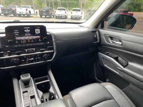 Used 2023 Nissan Pathfinder SL w/ Lighting Package (N92) FWD image 31