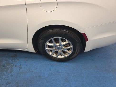 Used 2022 Chrysler Pacifica Touring-L FWD image 10