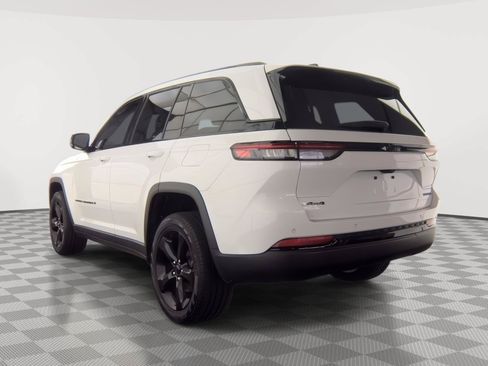 Used 2024 Jeep Grand Cherokee Limited w/ Black Appearance Package AWD/4WD image 15