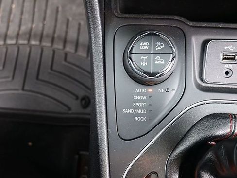 Used 2019 Jeep Cherokee Trailhawk image 26