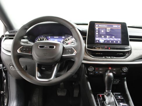 Used 2025 Jeep Compass Latitude image 2