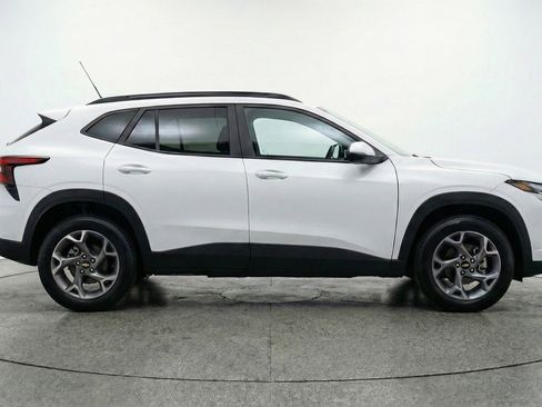 Used 2025 Chevrolet Trax LT w/ LT Convenience Package image 11