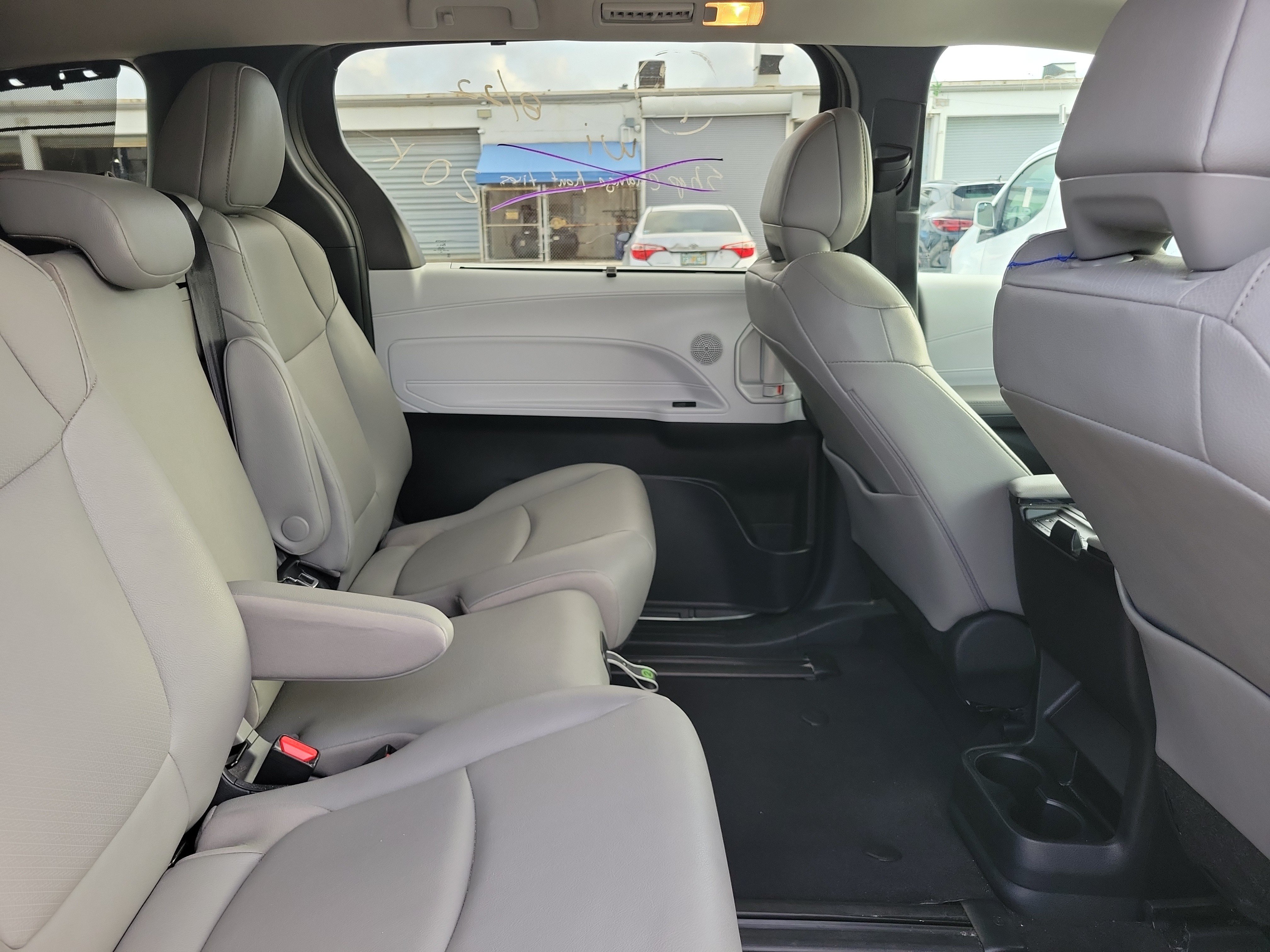 Used 2026 Toyota Sienna XLE FWD image 7