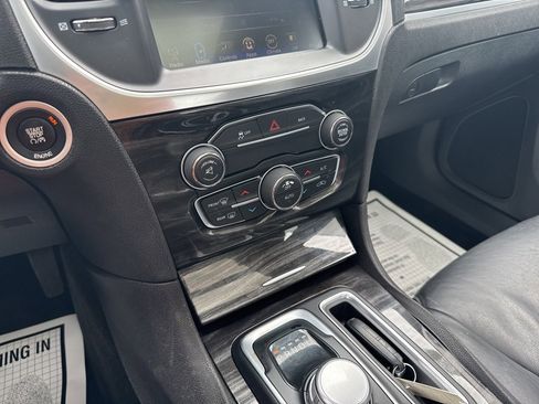 Used 2015 Chrysler 300 Limited image 19