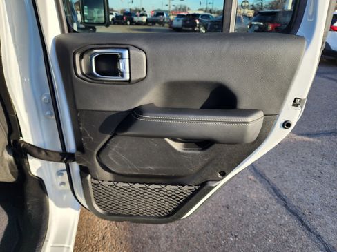 Used 2023 Jeep Gladiator Overland image 11