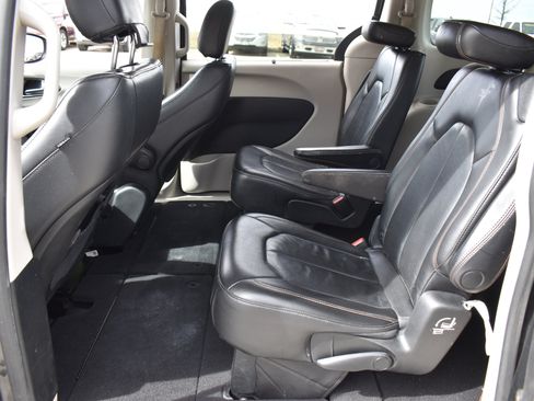 Used 2020 Chrysler Pacifica Touring-L image 20