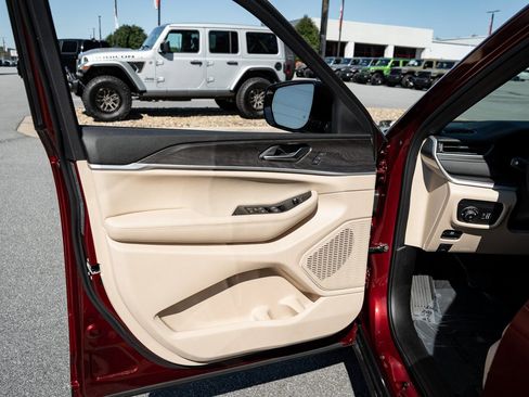 New 2025 Jeep Grand Cherokee Limited w/ Luxury Tech Group II image 17