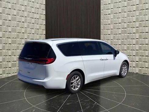 Certified 2025 Chrysler Pacifica Select FWD image 4