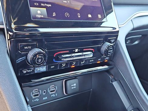 Used 2025 Jeep Grand Cherokee Laredo X image 24