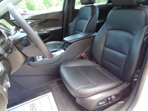 Used 2018 Chevrolet Malibu LT w/ Leather Package w/ True North Edition FWD image 2