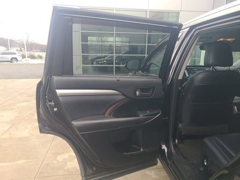 Used 2019 Toyota Highlander XLE image 14